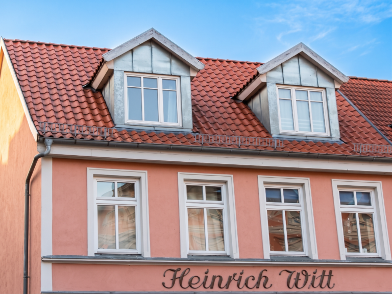 Traditionelle Holzverbindung bei der Restaurierung eines alten Fachwerkhauses.