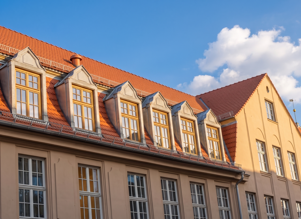 Traditionelle Holzverbindung bei der Restaurierung eines alten Fachwerkhauses.